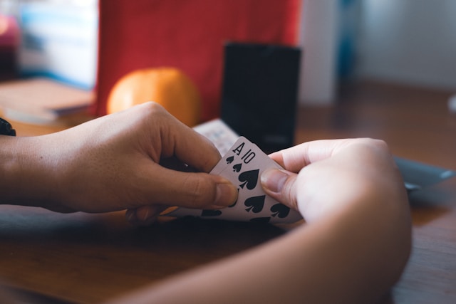 Online vs Offline Poker: Why the Best Players Learn to Move Between Both Worlds